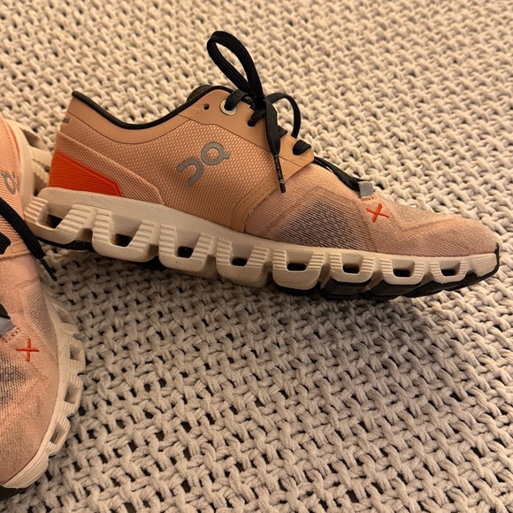 On Running Shoes in Black - Picture 2 of 6